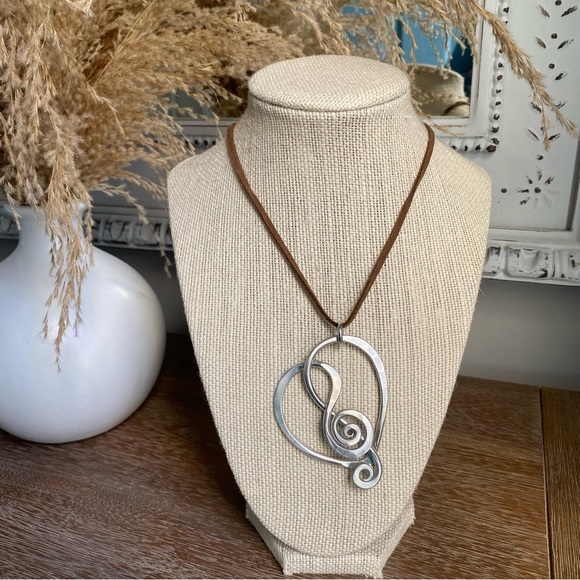 Premier Designs Treble Clef/Heart pendant w/2 Faux suede cord necklaces like new - Picture 2 of 9